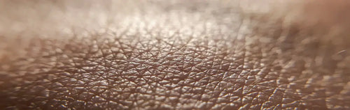 Makroaufnahme von Hautoberfläche mit sichtbarer Textur