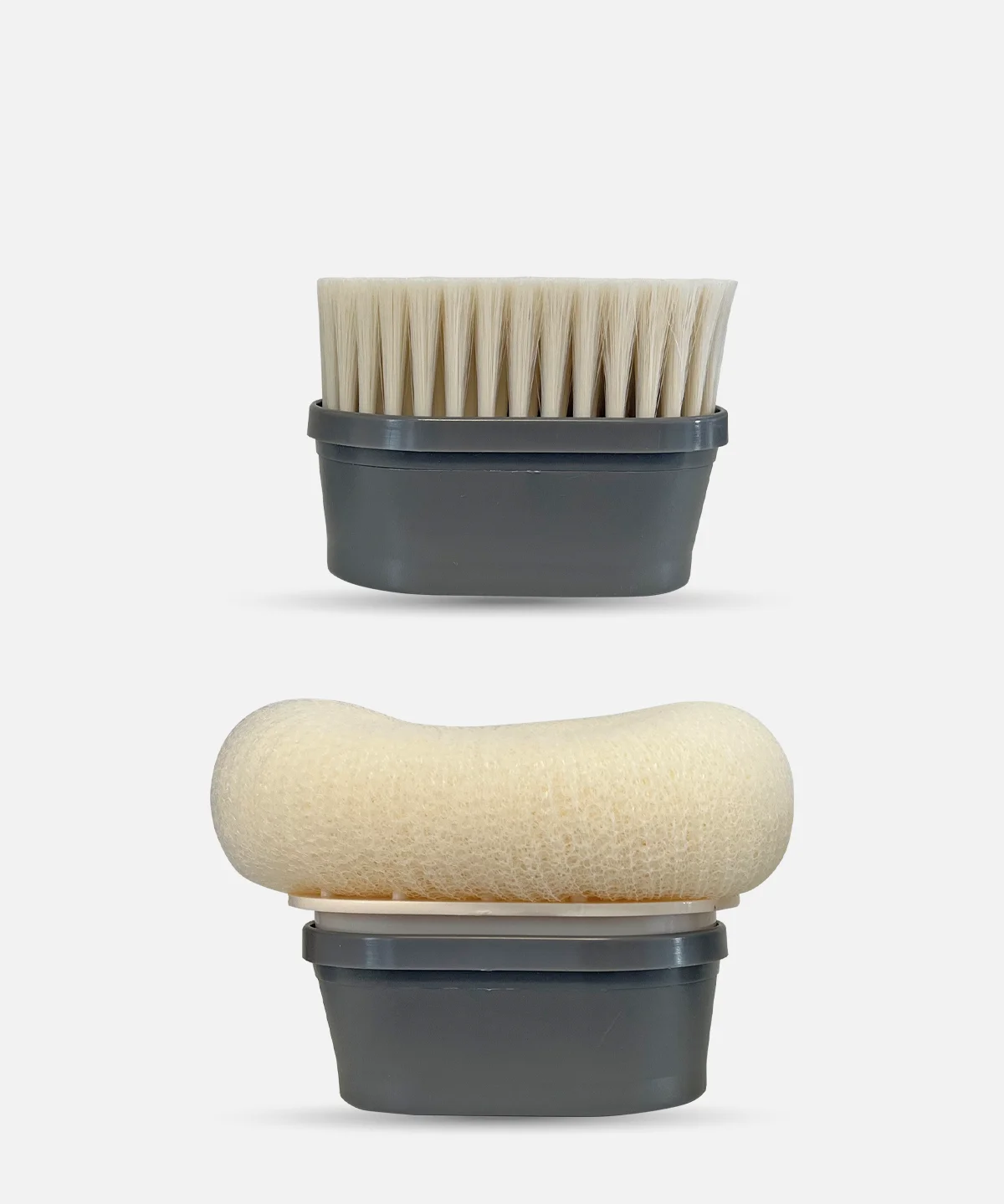 Zwei AERO Shower Aufsätze auf hellem Hintergrund, oben Bürsten-Aufsatz mit Naturborsten und unten Peeling-Aufsatz mit strukturierter Oberfläche