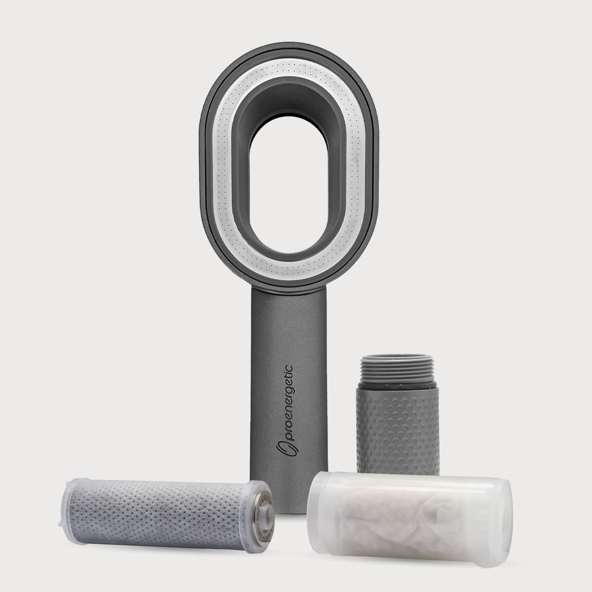 Graues AERO Shower Kalkmodul von ProEnergetic mit ovalem Duschkopf und austauschbaren Filterkartuschen auf hellem Hintergrund.