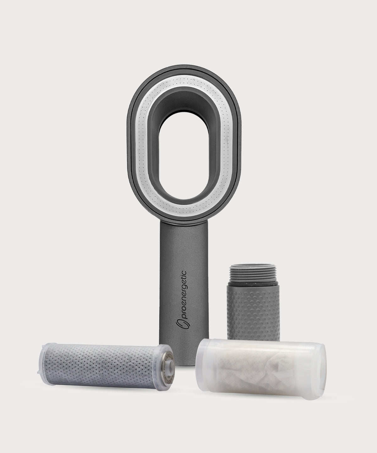 AERO Shower Duschkopf in grauer Ausführung mit Kalkmodul und Filtereinsatz, einzeln arrangiert auf hellem Hintergrund