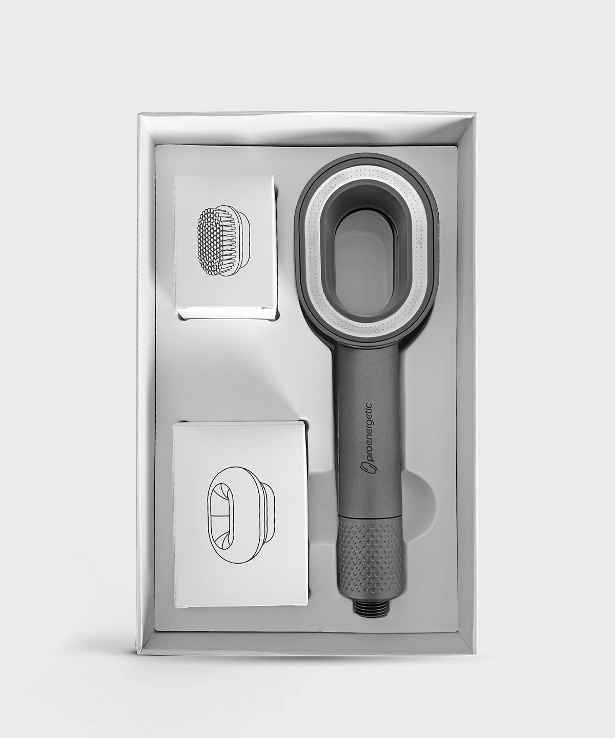 AERO Shower Duschkopf von ProEnergetic in heller Verpackung mit eingelegten Zubehörboxen auf hellem Hintergrund