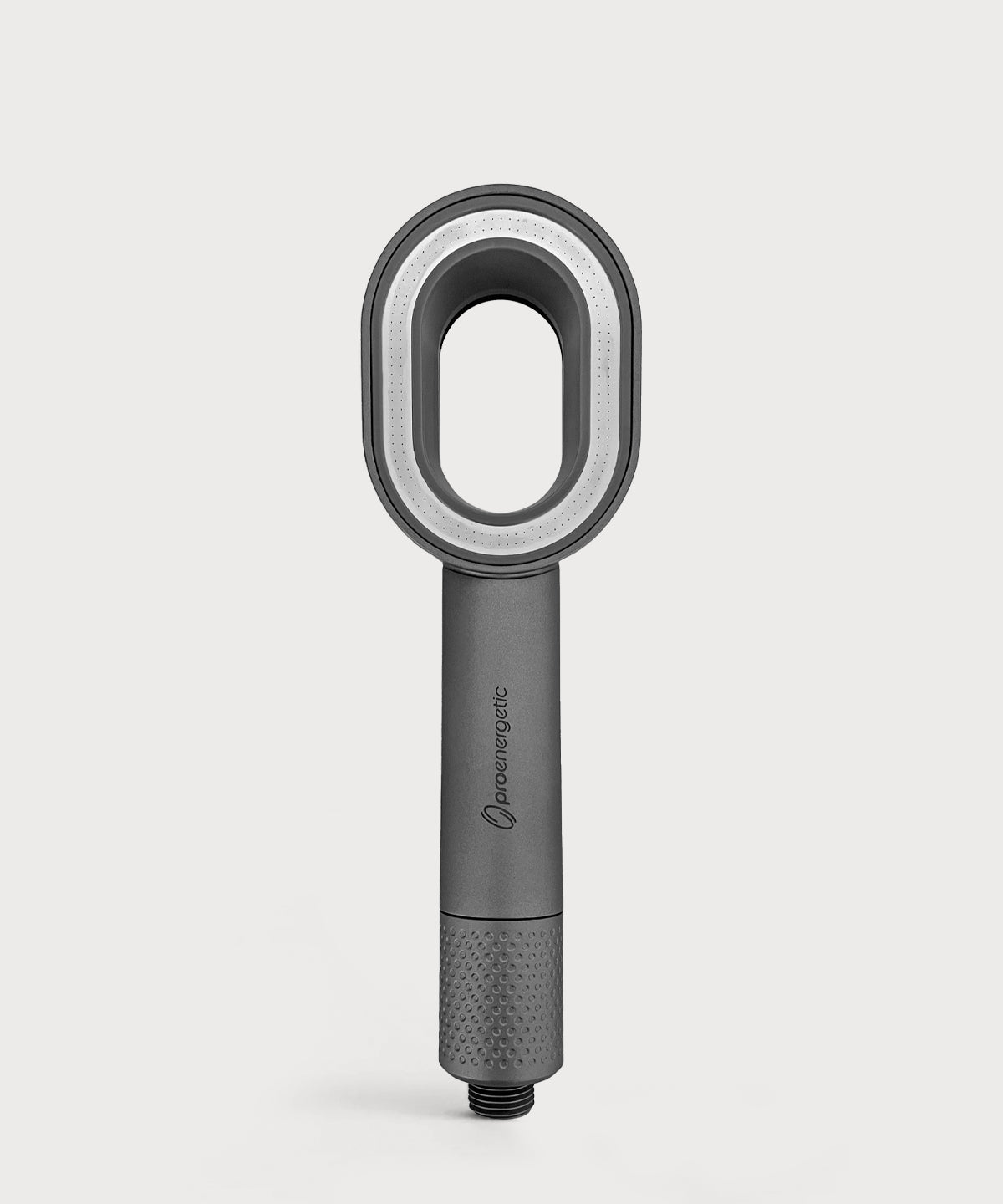 AERO Shower Duschkopf von ProEnergetic in grauer Ausführung mit ovaler Öffnung und strukturiertem Griff vor hellem Hintergrund