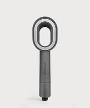 AERO Shower Duschkopf von ProEnergetic in grauer Ausführung mit ovaler Öffnung und strukturiertem Griff vor hellem Hintergrund