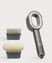AERO Shower Duschkopf von ProEnergetic in grauer Ausführung mit ovaler Öffnung, daneben Bürsten-Aufsatz und Peeling-Aufsatz auf hellem Hintergrund