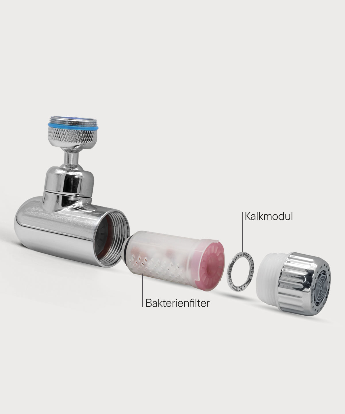 Chromfarbener Wasserhahnaufsatz mit Bakterienfilter und Kalkmodul in Teile-Darstellung auf hellem Hintergrund.