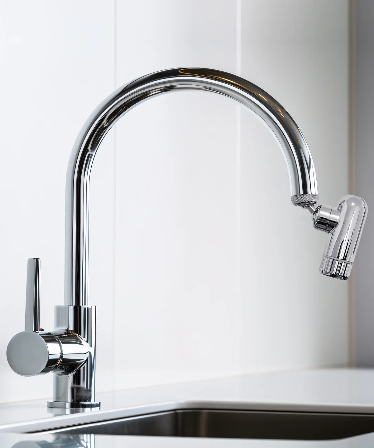 Chromfarbener Küchenwasserhahn mit montiertem Aero Vital Wasserhahnfilter von ProEnergetic über Edelstahlspüle.