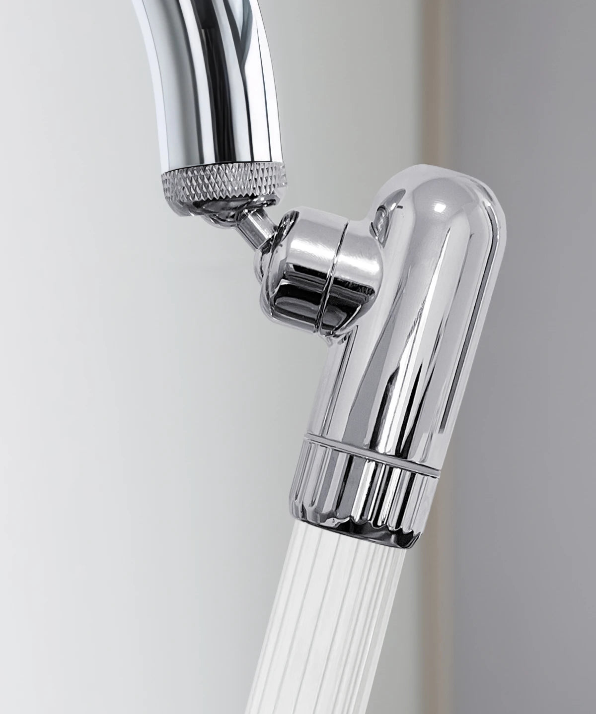 AERO Vital Wasserhahnaufsatz aus verchromtem Metall mit gerichteter Wasserstrahlfunktion, montiert an einem Küchenwasserhahn in Nahaufnahme