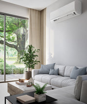 Modernes Wohnzimmer mit Sofa, Couchtisch und Pflanzen, an der Wand ist eine Klimaanlage über dem Sitzbereich montiert