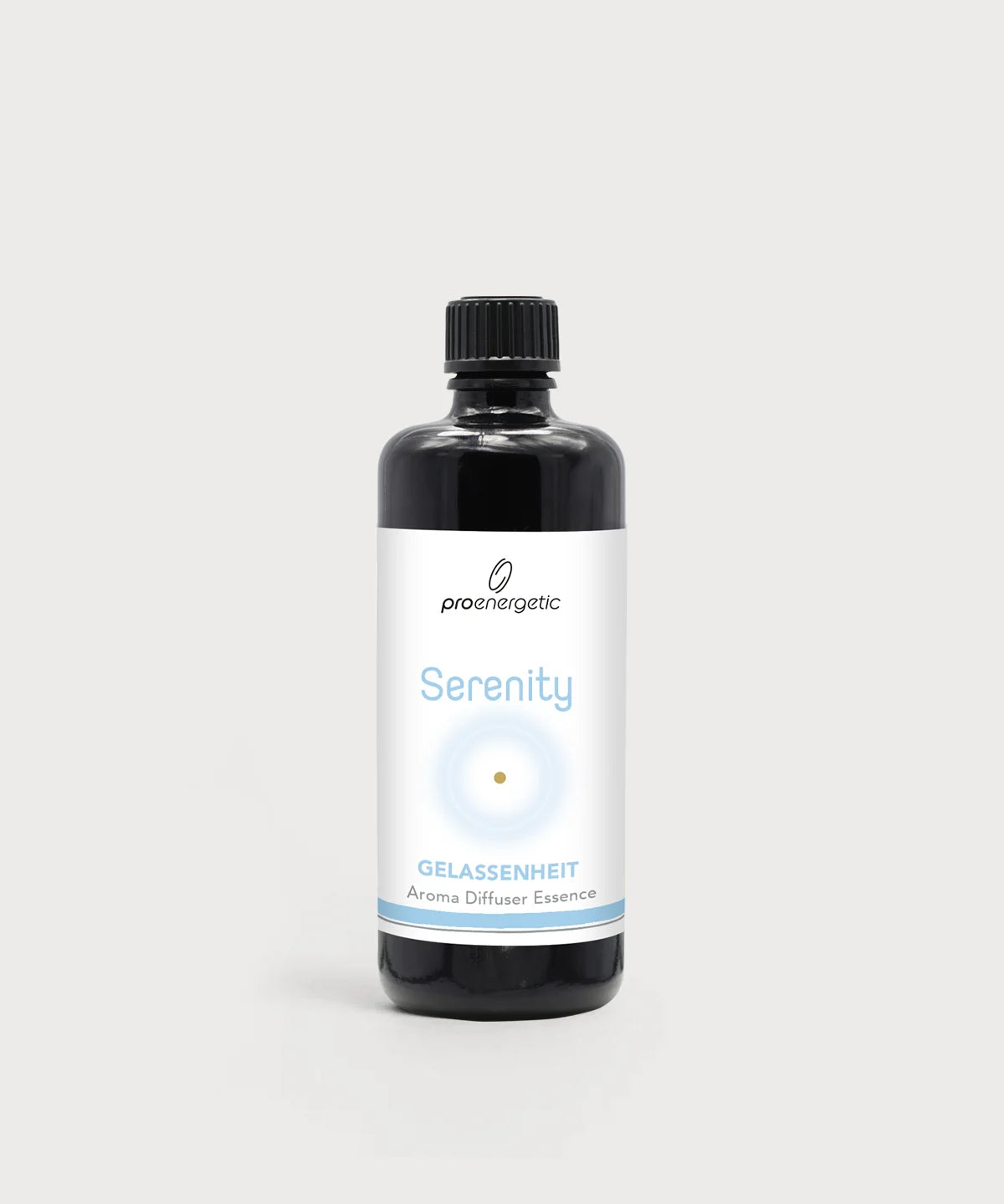 Schwarze ProEnergetic Aroma Diffuser Essence Flasche mit weißem Etikett, blauem Akzent, Produktname Serenity und kreisförmigem grafischem Element auf neutralem Hintergrund