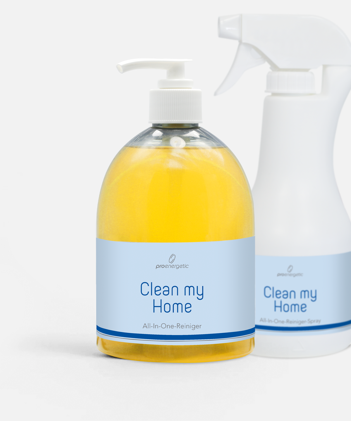 Clean my Home All-in-One Reiniger in transparenter Pumpflasche mit gelbem Inhalt, daneben Sprayflasche auf hellem Hintergrund