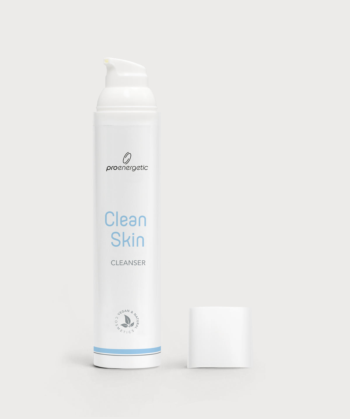„Clean Skin“ Gesichtsreiniger in weißer Pumptube mit abgenommenem Deckel, freigestellt vor hellem Hintergrund.