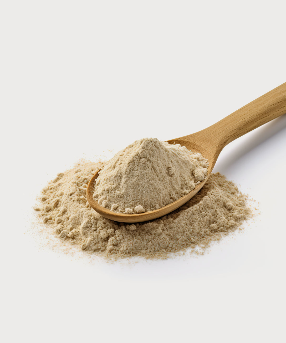Feines beiges CollaVita-Pulver auf einem Holzlöffel, vor hellem, neutralem Hintergrund.