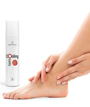 Cooling Balm von ProEnergetic neben einem Fuß, auf den das Produkt aufgetragen wird; Hände massieren den Knöchelbereich, freigestellt vor weißem Hintergrund.