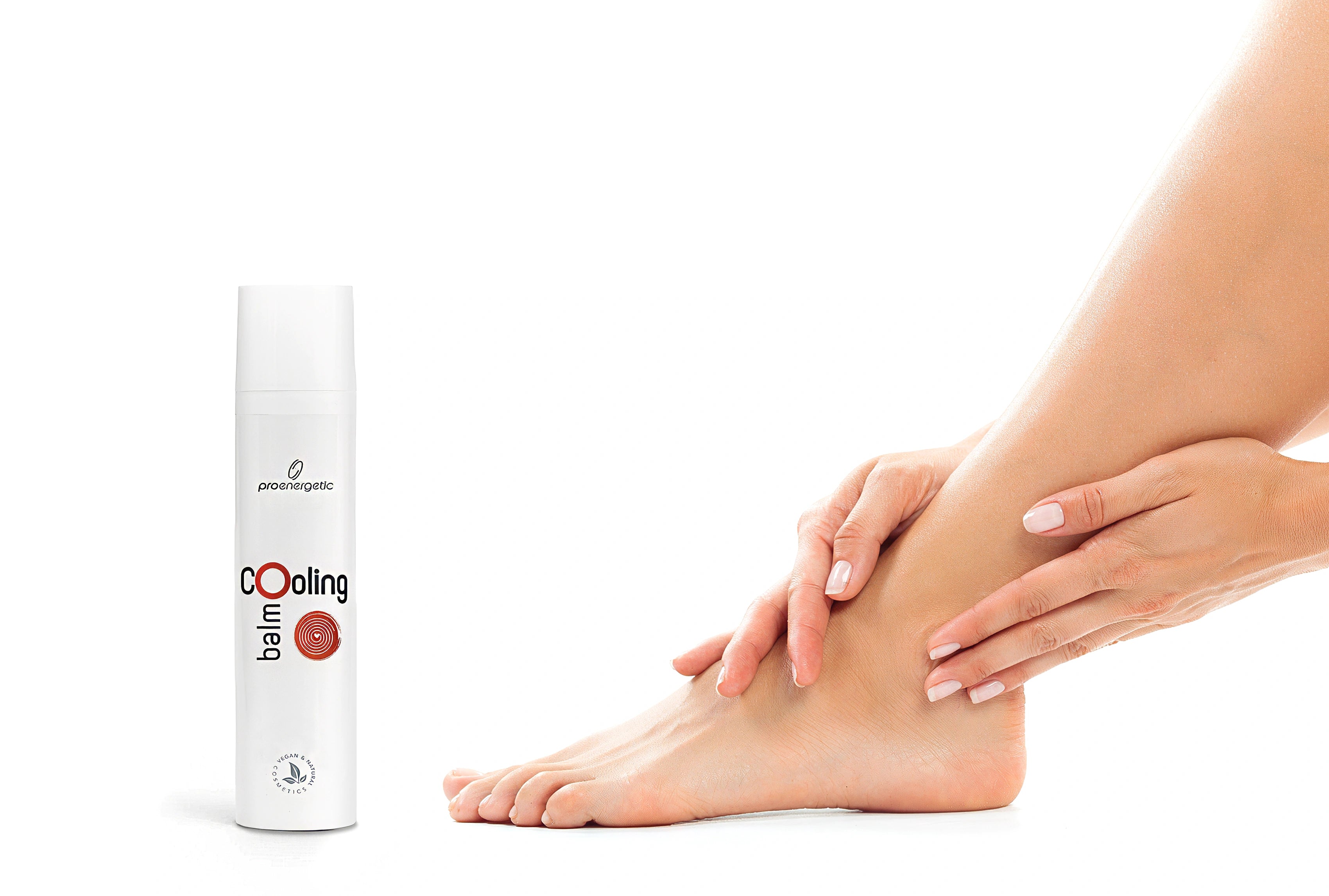 ProEnergetic Cooling Balm neben einer Frau, die sanft ihren Knöchel und ihren Unterschenkel massiert, vor einem sauberen weißen Hintergrund.