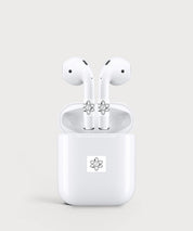 Weiße kabellose In-Ear-Kopfhörer im Ladecase. Auf den Kopfhörern und dem Case sind E-Protect-Audio-Aufkleber angebracht.