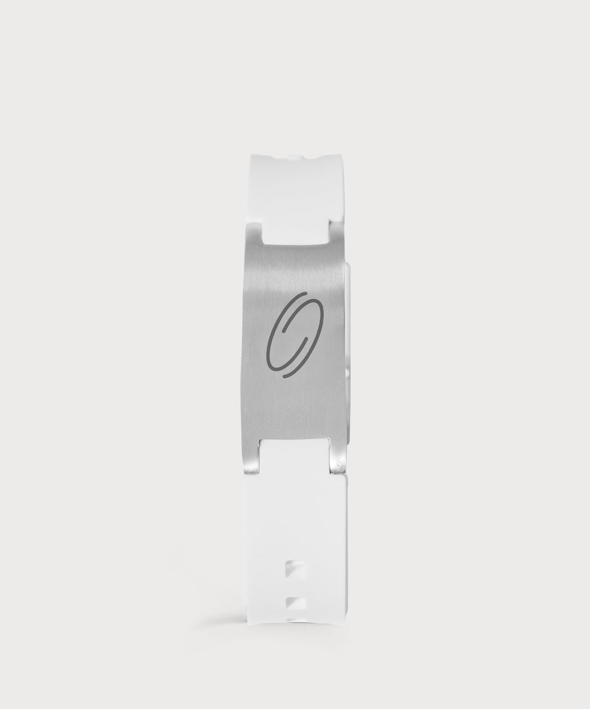 Weißes E-Protect Energyband mit silberfarbenem Metallelement und ProEnergetic Logo auf hellem Hintergrund