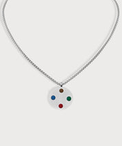 Silberfarbene E-Protect Necklace Halskette von ProEnergetic mit rundem Anhänger und vier farbigen Punkten auf hellem Hintergrund.