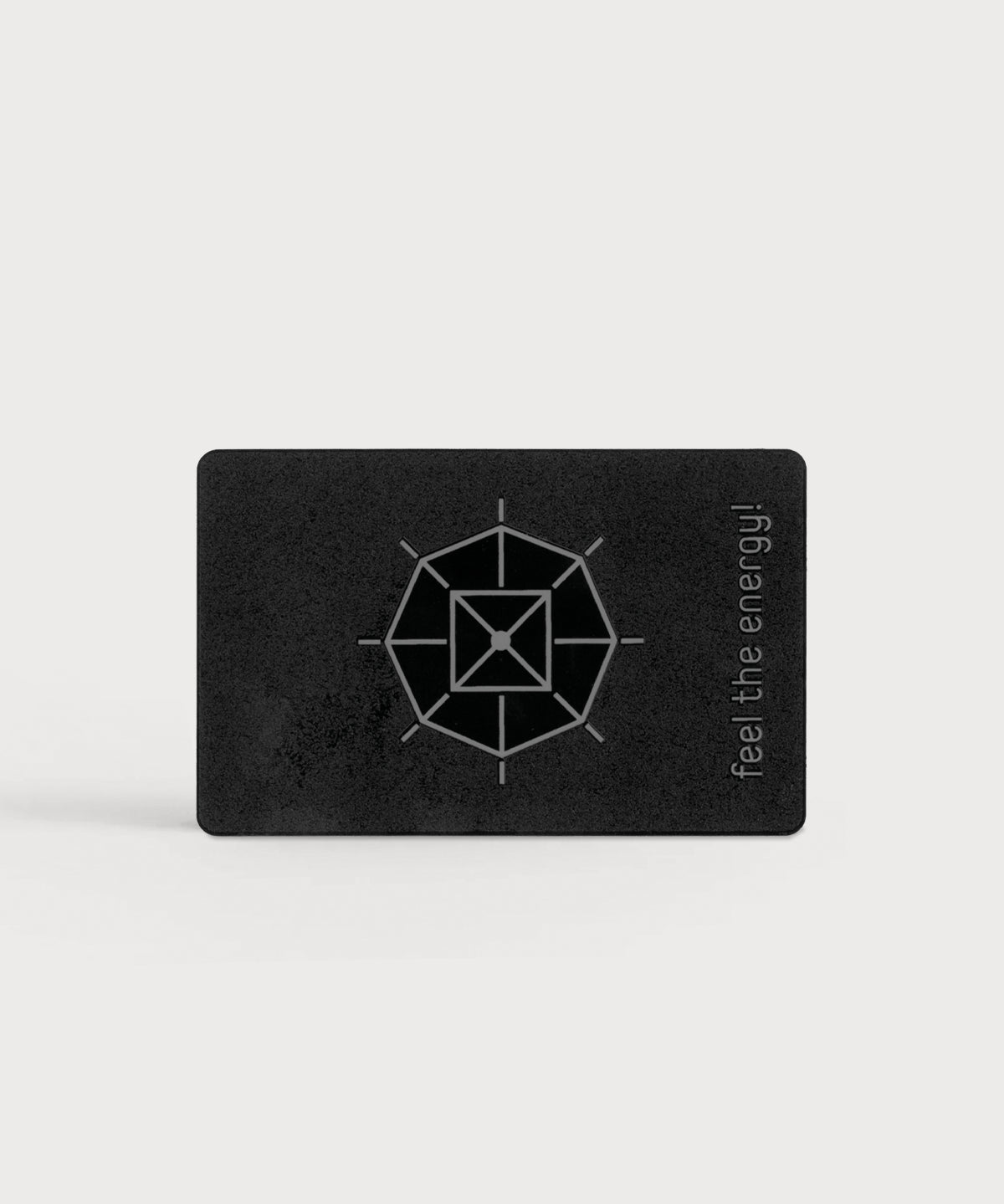 Schwarze effect card von ProEnergetic mit geometrischem Symbol und Schriftzug feel the energy auf hellem Hintergrund.