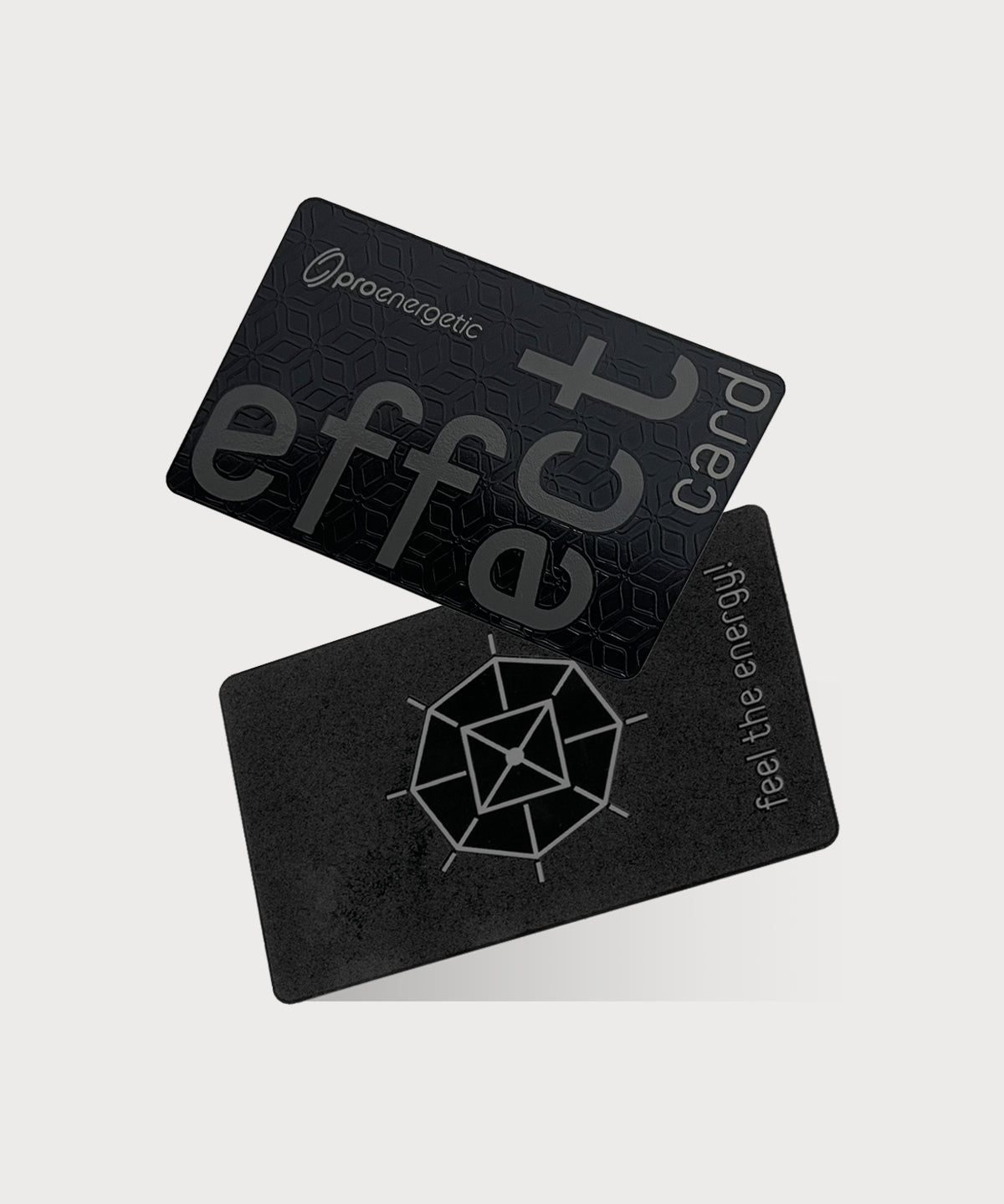 Zwei schwarze effect card Karten von ProEnergetic mit Logo, Plus Symbol und geometrischem Motiv auf hellem Hintergrund.
