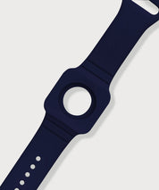Detailansicht des Eloop Bands als dunkelblaues Silikonarmband mit rundem Einsatz und eingeprägtem Markenschriftzug auf hellem Hintergrund