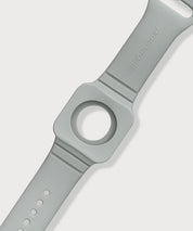 Detailansicht des Eloop Bands als graues Silikonarmband mit rundem Einsatz und eingeprägtem Markenschriftzug auf hellem Hintergrund
