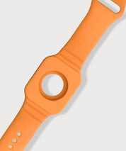Detailansicht des Eloop Bands als oranges Silikonarmband mit rundem Einsatz und eingeprägtem Markenschriftzug auf hellem Hintergrund