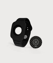 Modulares schwarzes Eloop Band mit einem austauschbaren Carbon-Chip mit der Variante "Calm" auf hellem Hintergrund.