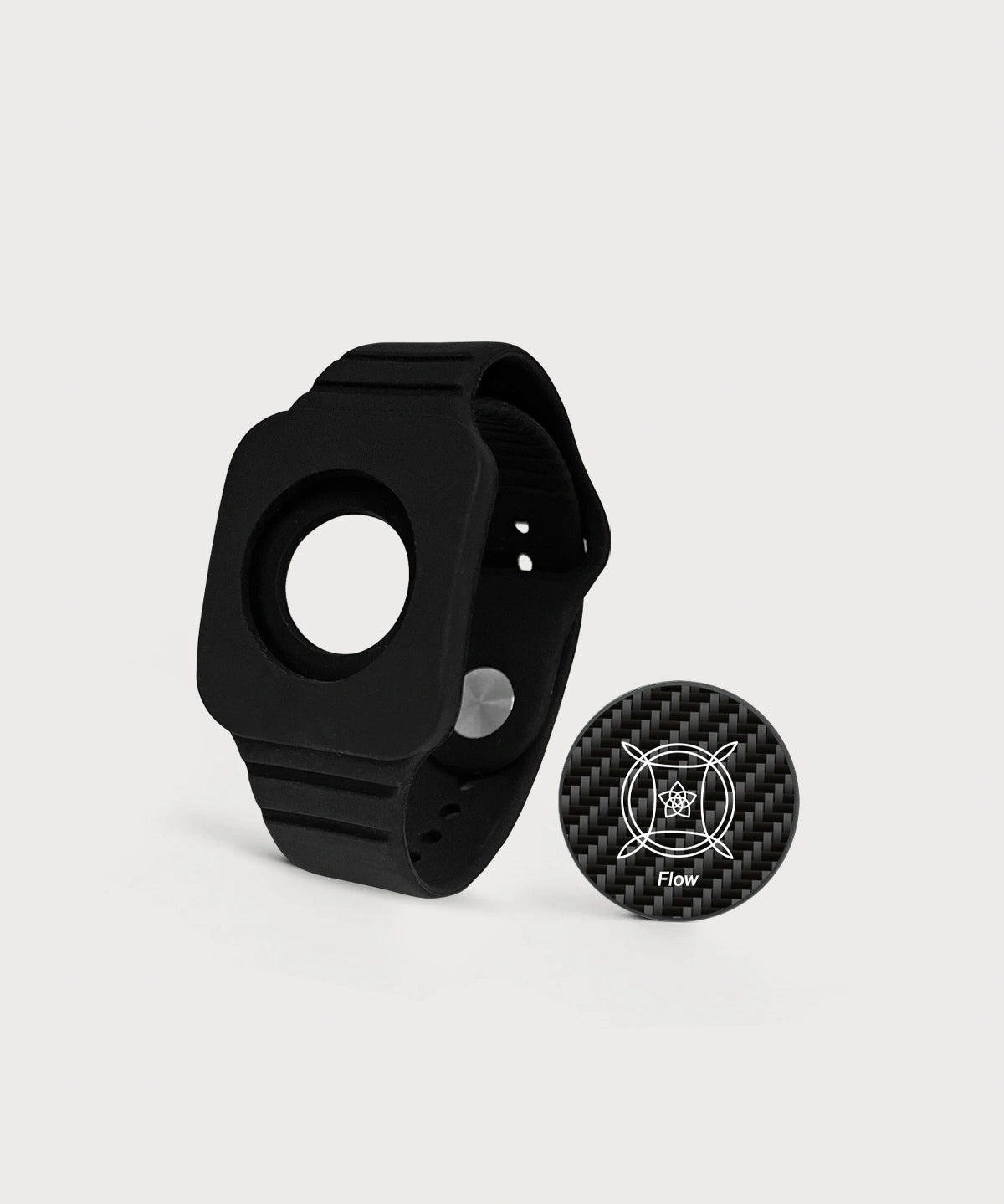 Modulares schwarzes Eloop Band mit einem austauschbaren Carbon-Chip mit der Variante "Flow" auf hellem Hintergrund.