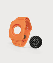 Modulares orangefarbenes Eloop Band mit einem austauschbaren Carbon-Chip mit der Variante "Calm" auf hellem Hintergrund.