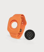 Modulares orangefarbenes Eloop Band mit einem austauschbaren Carbon-Chip mit der Variante "Sleep" auf hellem Hintergrund.