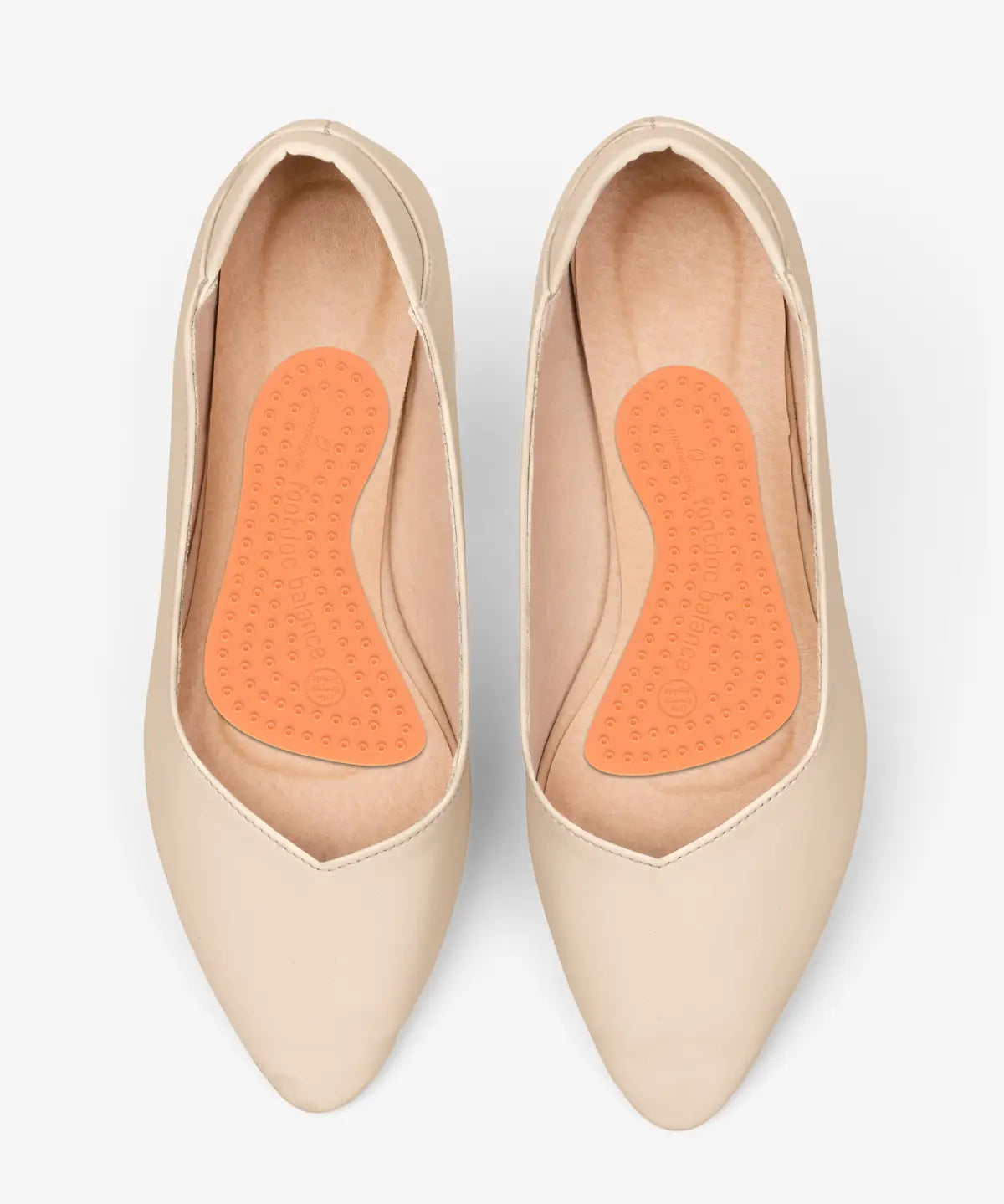 Beige Damen-Pumps von oben gesehen, in beiden Schuhen liegen orangefarbene Footdoc Insoles MOVE | BALANCE Einlegesohlen; die BALANCE-Seite der Einlagen zeigt nach oben.