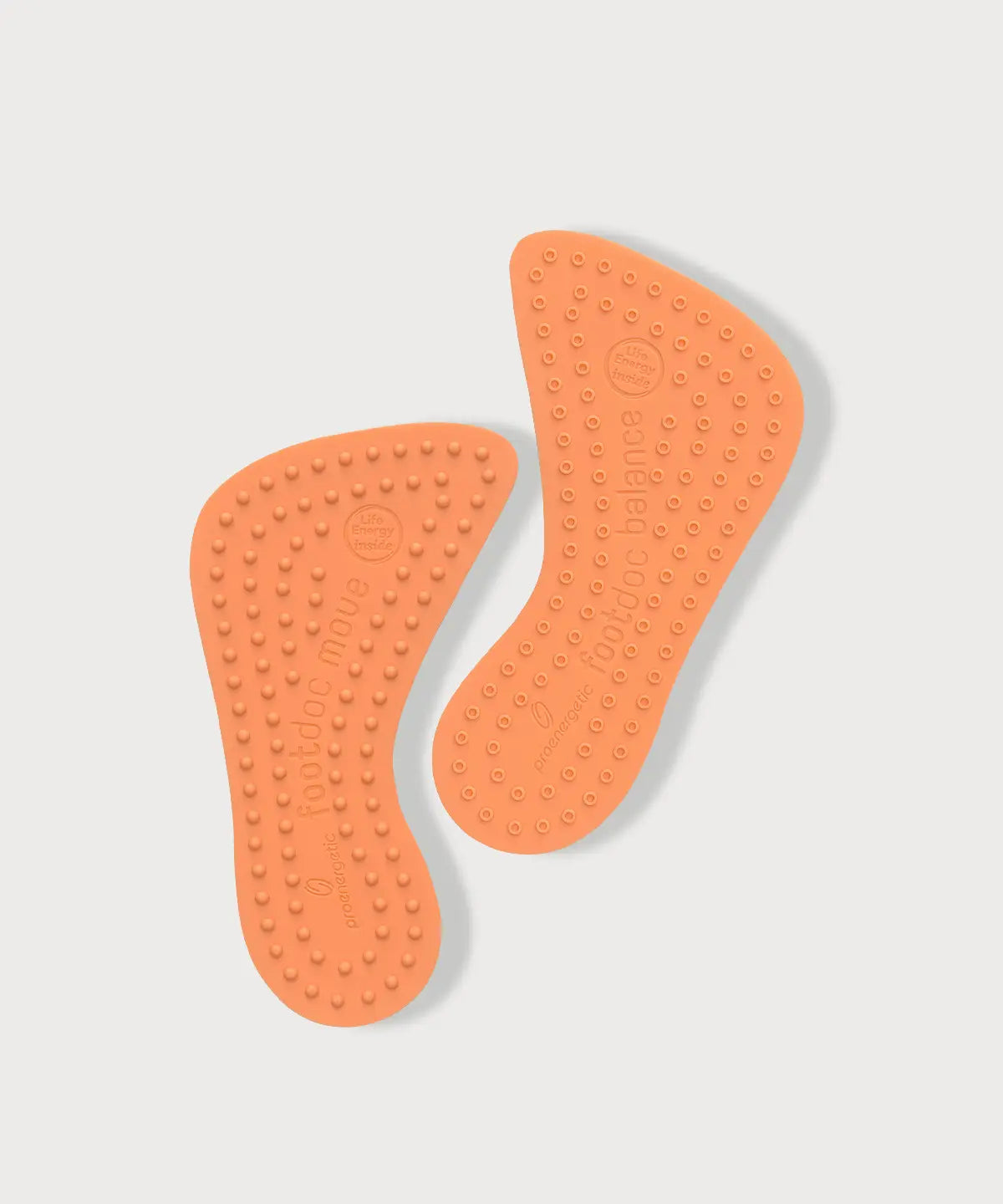 Zwei orangefarbene Footdoc Insoles MOVE | BALANCE Einlegesohlen mit ergonomischer Form und genoppter Oberfläche, dargestellt auf hellem Hintergrund.
