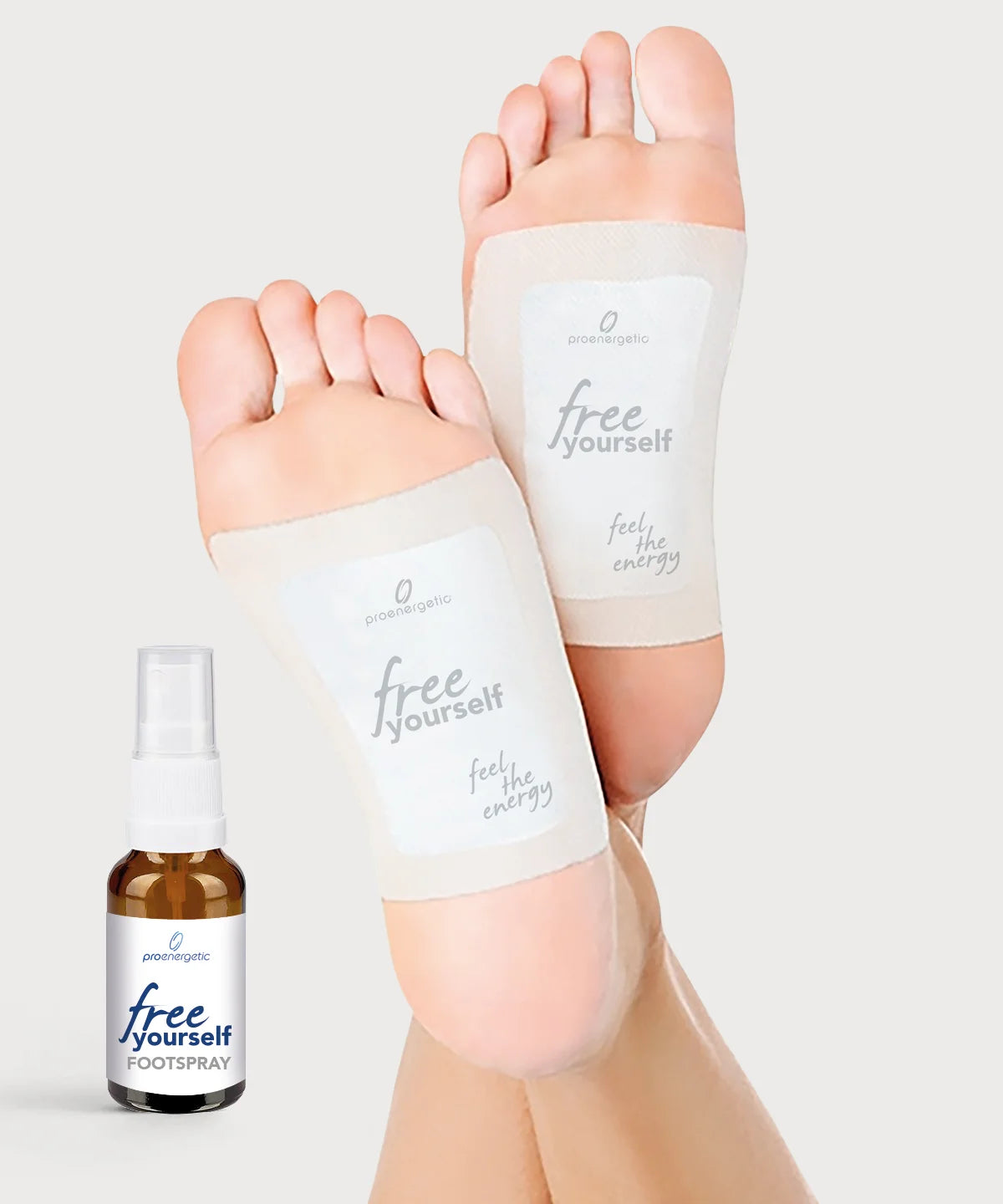 Zwei Fußsohlen mit aufgeklebten free yourself Footpads, daneben kleine Glasflasche free yourself Foot Spray.