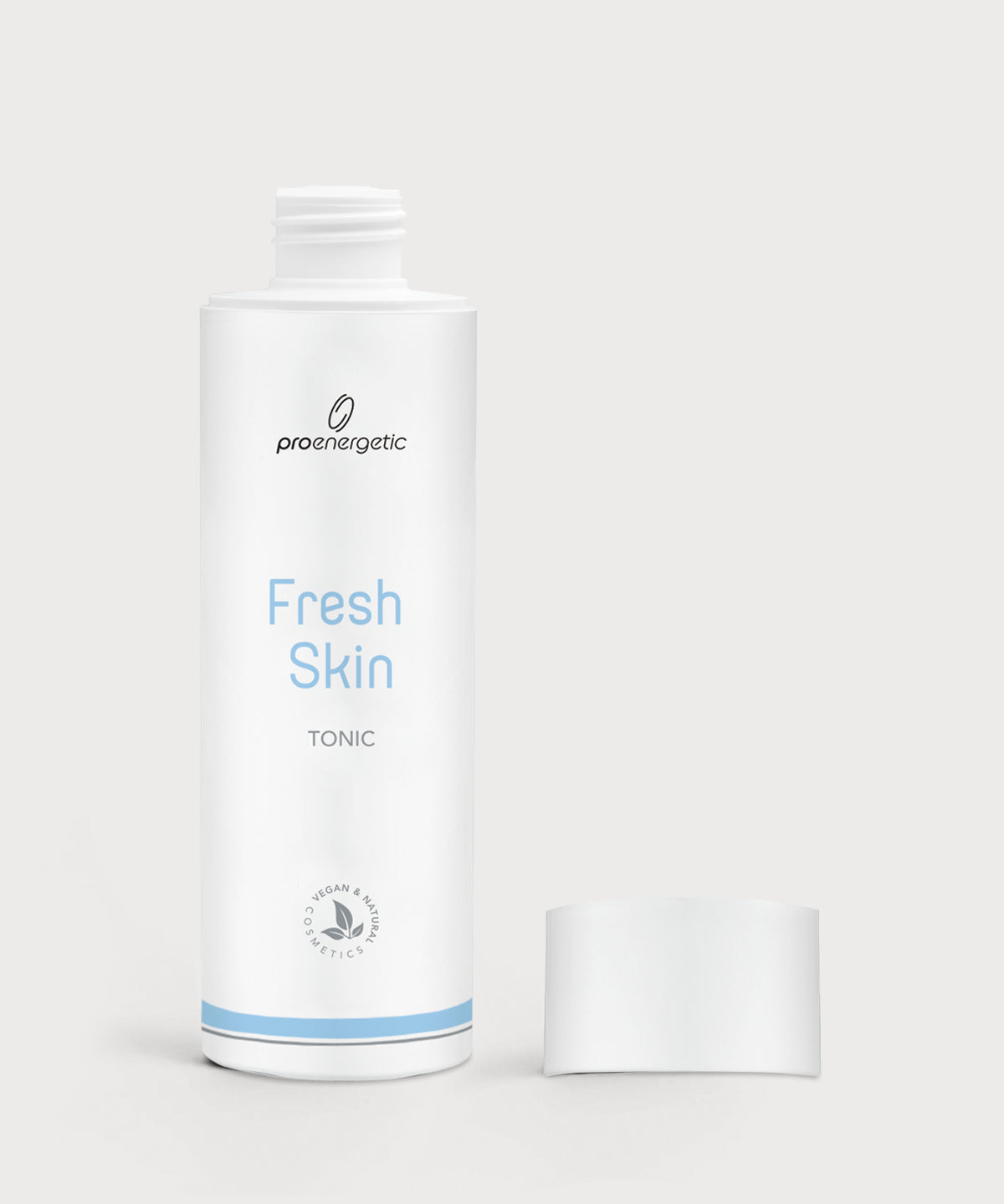 Fresh Skin Tonic von proenergetic: weiße, geöffnete Flasche mit hellblauer Aufschrift „Fresh Skin Tonic“, Schraubverschluss liegt daneben, minimalistisches Produktfoto vor hellem, neutralem Hintergrund.