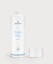 Fresh Skin Tonic von proenergetic: weiße, geöffnete Flasche mit hellblauer Aufschrift „Fresh Skin Tonic“, Schraubverschluss liegt daneben, minimalistisches Produktfoto vor hellem, neutralem Hintergrund.