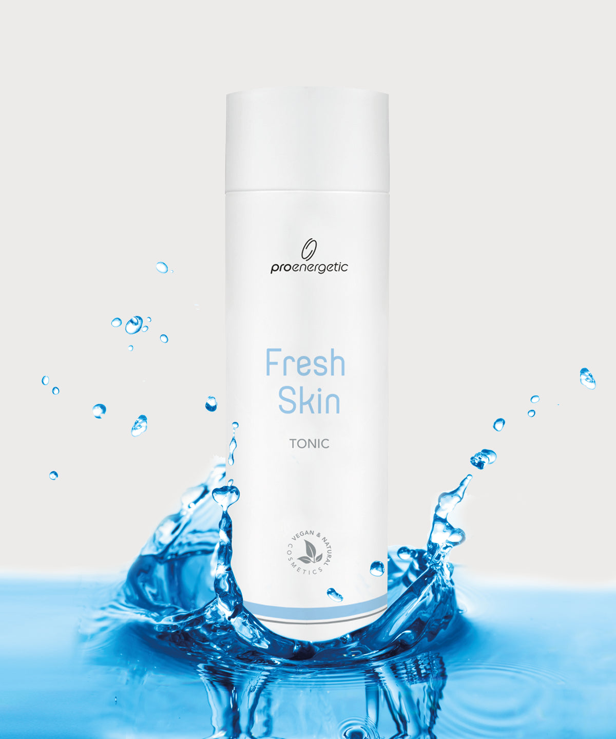 Fresh Skin Tonic von proenergetic: weiße, zylindrische Flasche mit hellblauer Beschriftung steht in spritzendem Wasser, frischer Clean-Beauty-Look, symbolisiert Feuchtigkeit und Erfrischung, neutraler Hintergrund.