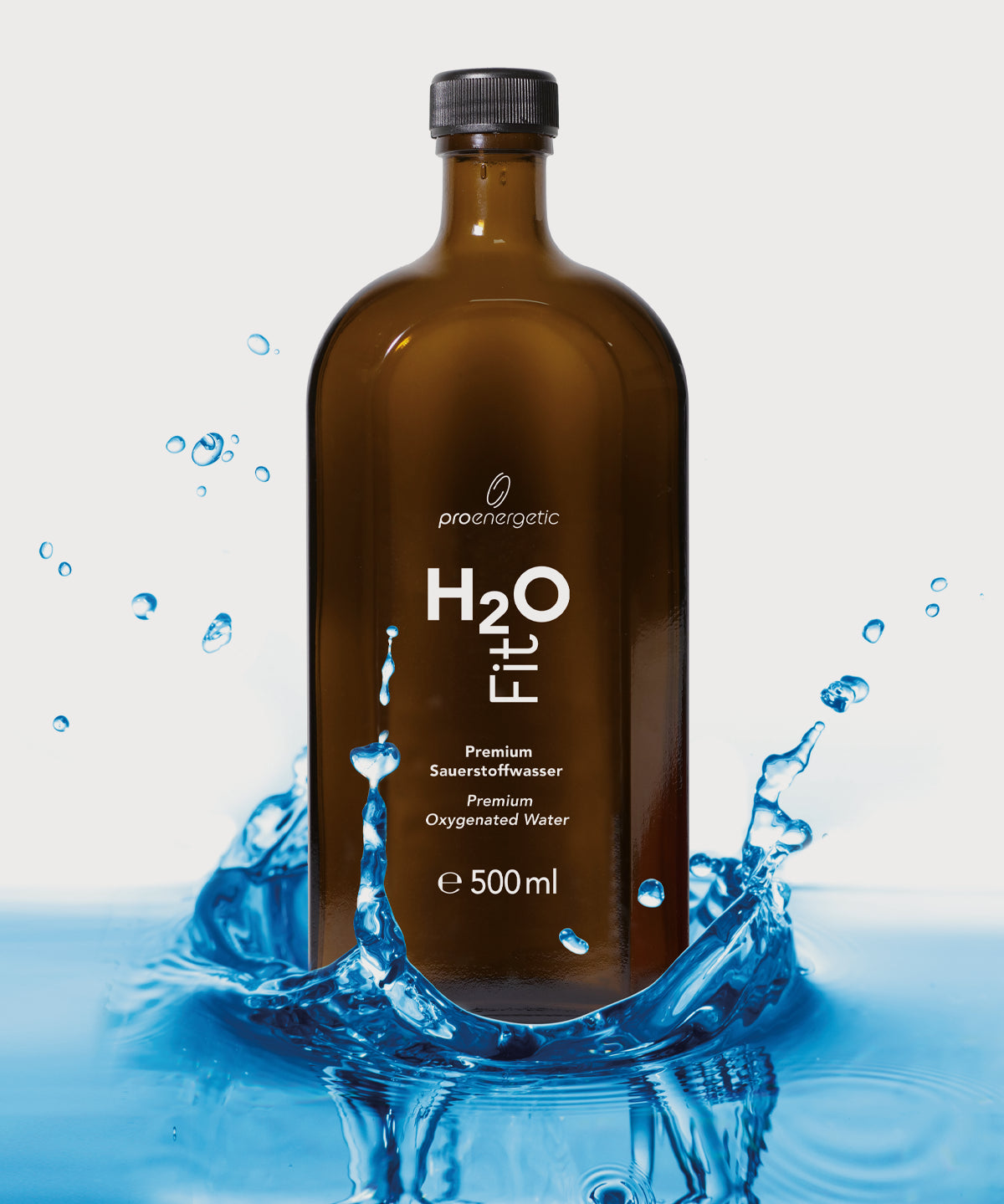 Braune Glasflasche H2O Fit von ProEnergetic mit schwarzem Schraubverschluss in spritzendem Wasser auf hellem Hintergrund.