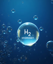 Blau hinterlegte Wasserblasen mit zentraler Kugel und Aufschrift H2 Hydrogen auf dunklem Hintergrund.