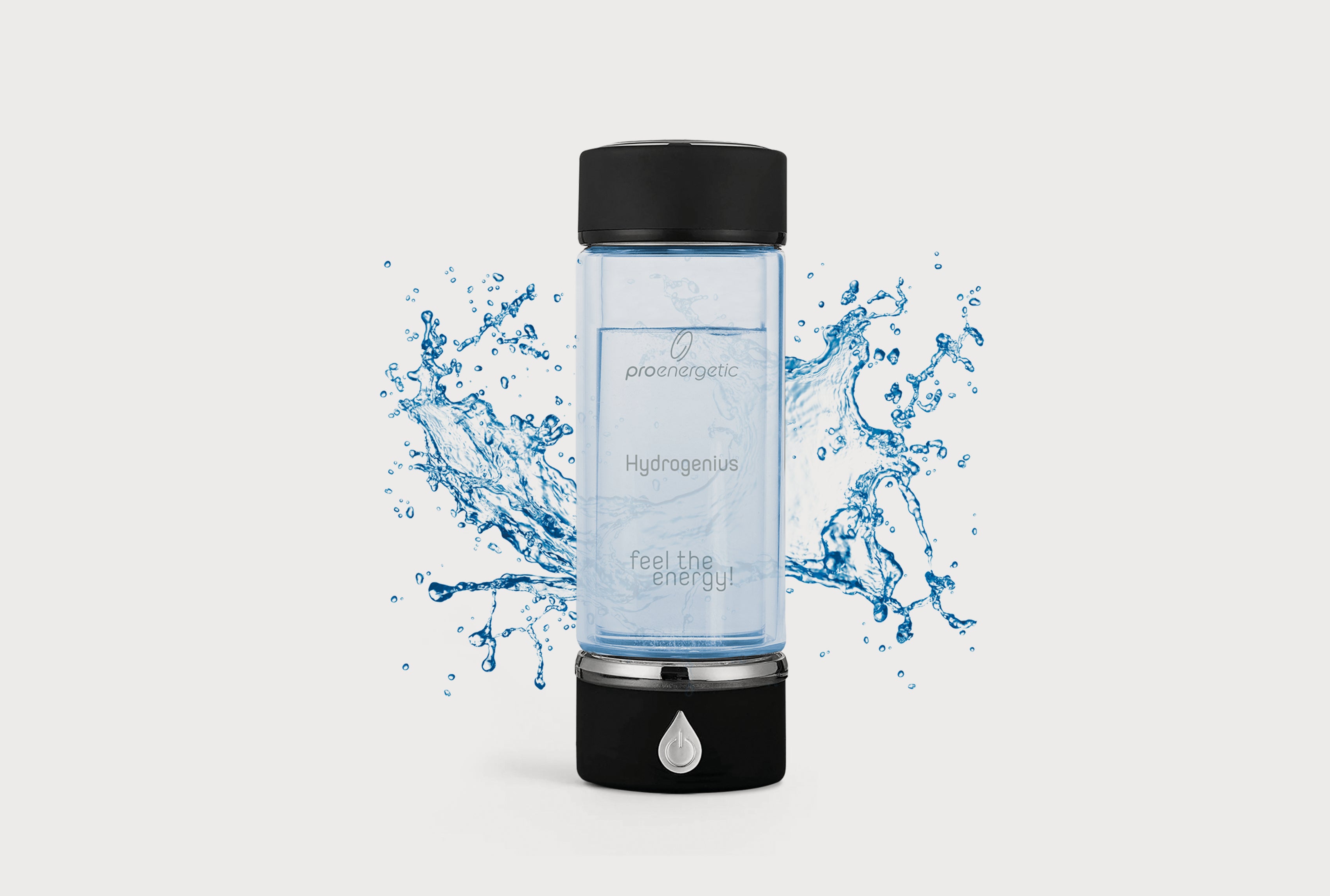 Hydrogenius Flasche von ProEnergetic mit schwarzem Deckel in spritzendem Wasser auf hellem Hintergrund.