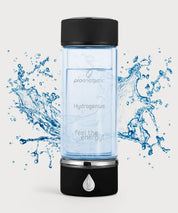 Hydrogenius Flasche von ProEnergetic mit schwarzem Deckel in spritzendem Wasser auf hellem Hintergrund.