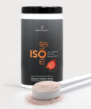 Vorderansicht der ISOmove Fit Dose von proenergetic vor hellem Hintergrund. Schwarze Verpackung mit orangefarbener Typografie („ISOmove Fit“) und rotem Fruchtmotiv. Im Vordergrund ein Messlöffel mit rosafarbenem Pulver, leicht verschüttet.