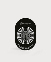 Schwarzes ovales ProEnergetic KIER Protect Home Produkt mit aufgedrucktem Logo, konzentrischem Linienmuster und Schriftzug KIER Protect sichtbar