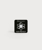 Schwarzes quadratisches KIER Protect Mobile Element mit ProEnergetic Logo und grafischem Symbol auf hellem Hintergrund