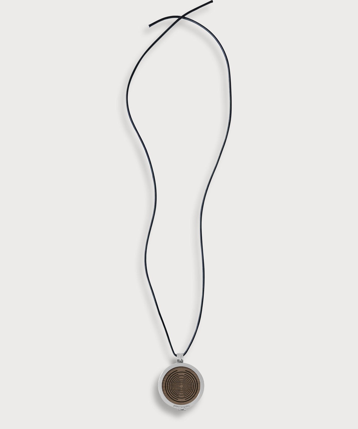 ProEnergetic KIER Protect Necklace mit schwarzem Lederband und rundem Anhänger aus Metall mit sichtbarer Holzscheibe und konzentrischem Linienmuster