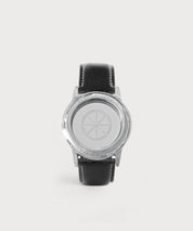 Armband mit schwarzem Lederband und silbernem Gehäuse, graviert mit proenergetic sowie Schriftzug love & light auf hellem Hintergrund.