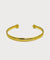 Goldfarbener Lunara Cuff Armreif mit glatter polierter Oberfläche und offenen Enden vor hellem Hintergrund
