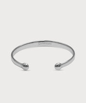 Silberner Lunara Cuff Armreif mit polierter Oberfläche, offenen Enden und eingraviertem ProEnergetic Logo auf der Innenseite vor hellem Hintergrund