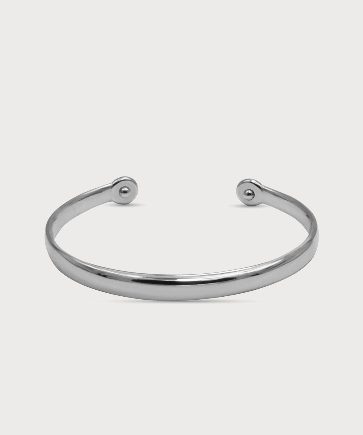 Silberner Lunara Cuff Armreif mit glatter polierter Oberfläche und offenem Design vor hellem Hintergrund