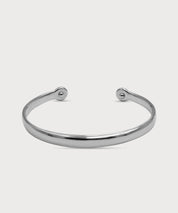 Silberner Lunara Cuff Armreif mit glatter polierter Oberfläche und offenem Design vor hellem Hintergrund