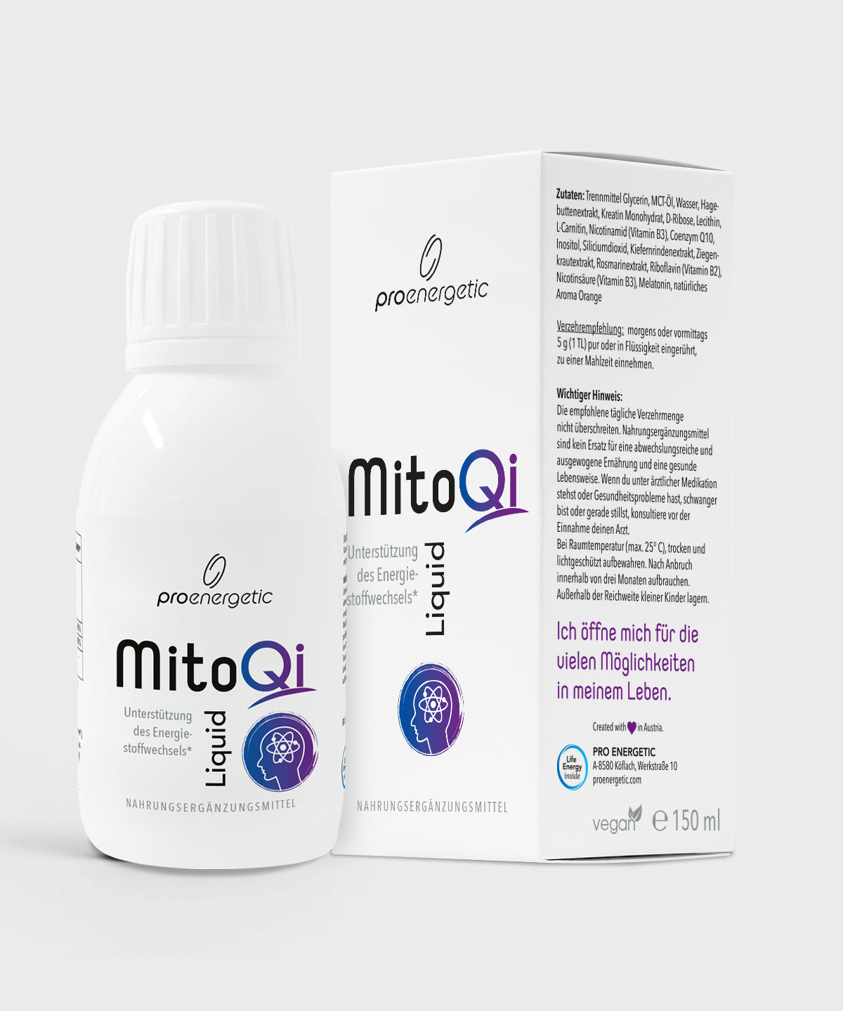 MitoQi Liquid von proenergetic: Weiße Flasche mit violett-blauem Akzent und Atomsymbol steht neben der Produktverpackung. Auf der Verpackung Hinweise zur Unterstützung des Energiestoffwechsels, veganes Nahrungsergänzungsmittel, Inhalt 150 ml.